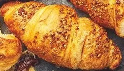 Croissant cu cremă nougat și alune de pădure, proaspăt copt, 86 g