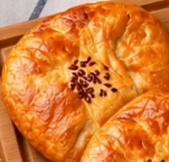 Plăcintă Țărănească cu varză, 160 g — În limita stocului; disponibilitatea diferă între magazinele Family Market.
