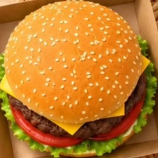 Cheeseburger clasic de vită, 200 g — În limita stocului; disponibilitatea diferă între magazinele Family Market.