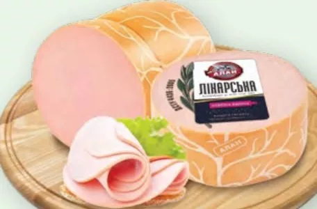 Колбаса Алан Докторская варёная высшего сорта, натуральная оболочка, порционная, вакуумная, весовая; цена за 100 г; ограничено; не оптом
