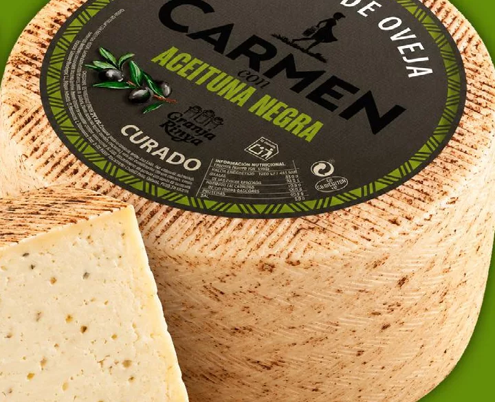 Сир овечий Carmen витриманий з чорними оливками, 54%; ціна за 100 г